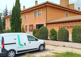 Furgoneta de La Farm, junto al hotel Santana, este martes.
