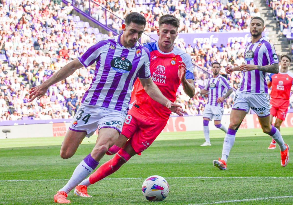 César Tárrega protege el balón de un jugador espanyolista, ante la mirada de Javi Sánchez.