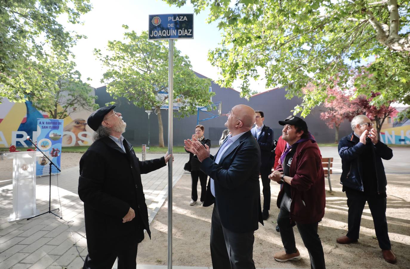 Joaquín Díaz inaugura la plaza con su nombre en el barrio de San Isidro