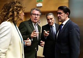 El consejero de Medio Ambiente y Vivienda, Juan Carlos Suárez Quiñones (derecha), este martes.