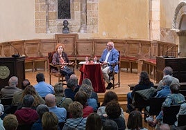 Margarita del Val e Ignacio López-Goñi, durante el coloquio.