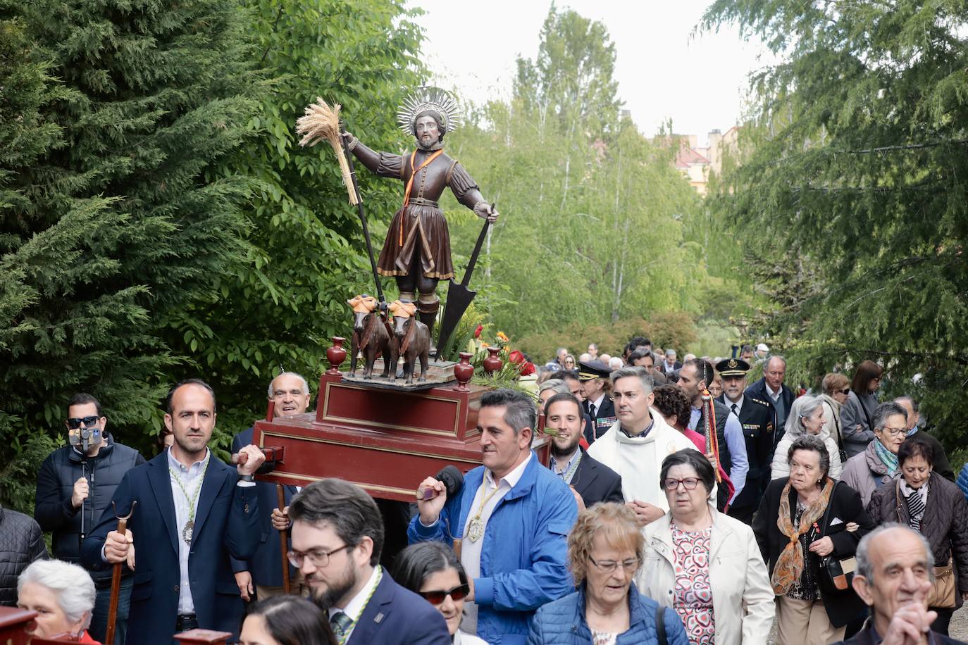 Imágenes de la multitudinaria procesión de San Isidro en Valladolid