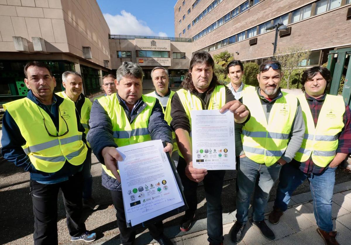 Los agricultores muestras sus reivindicaciones a las puertas de la Delegación del Gobierno en Valladolid.