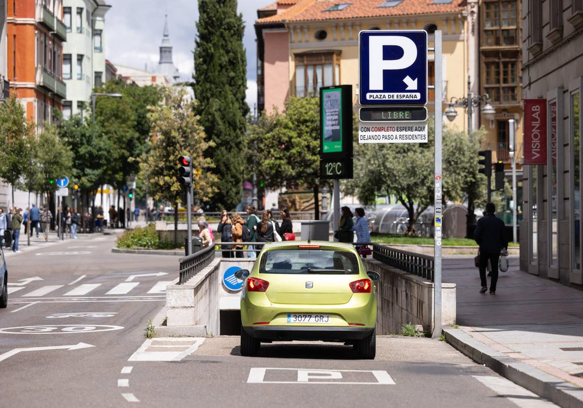 Un coche accede al aparcamiento de la plaza de España este miércoles.