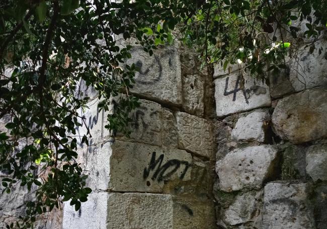 Detalle de algunas piedras de sillería utilizadas en la construcción de la cascada