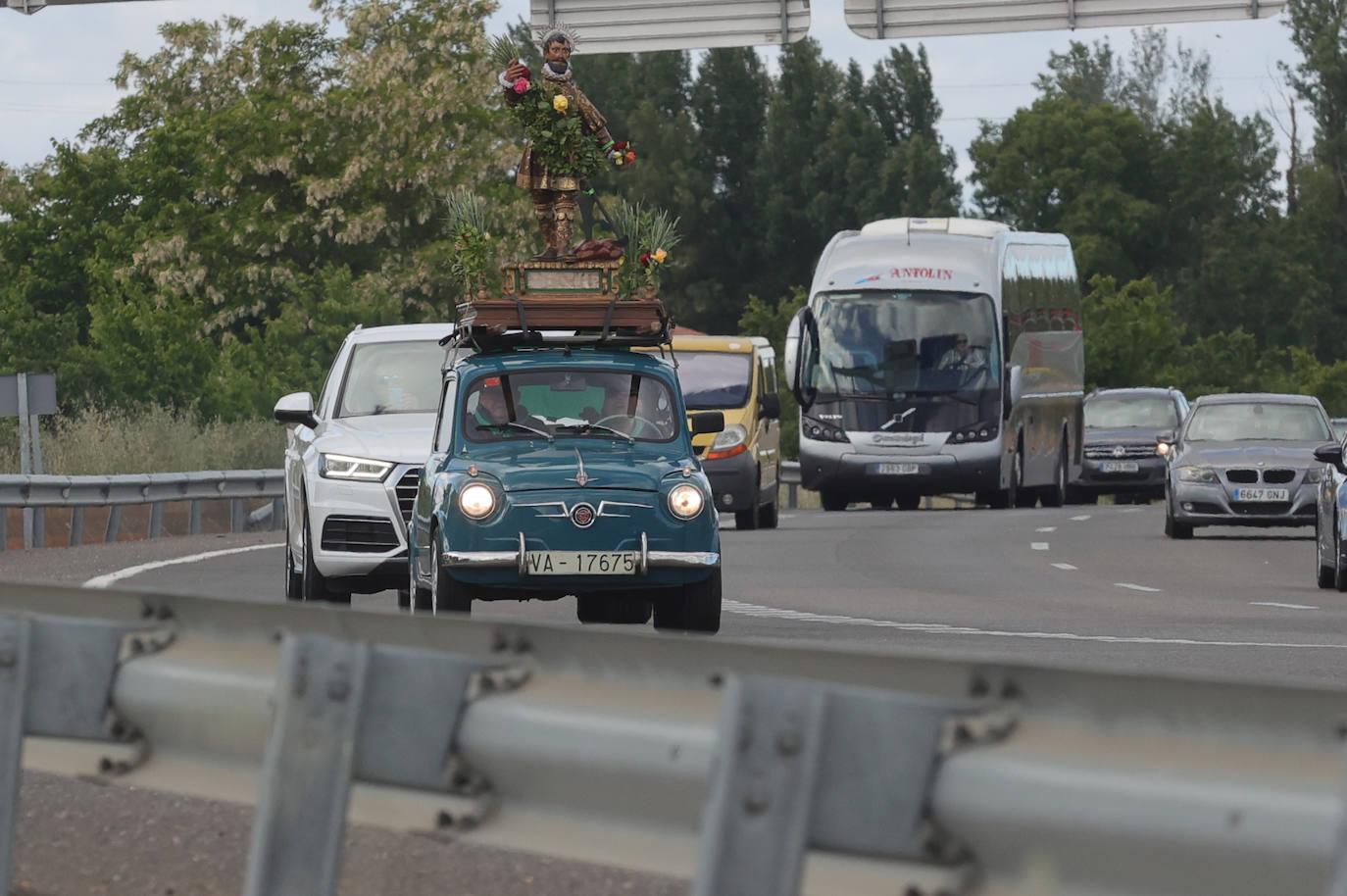 San Isidro viaja en un 600 en Dueñas