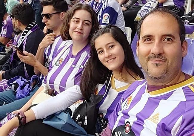 José Manuel García, padre de Daniel, y su hermana Aitana, en un partido del Real Valladolid esta temporada.