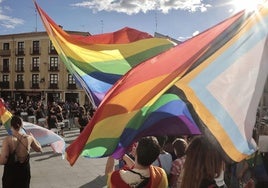 Bandera LGBTI ondea en la plaza de Portugalete de Valladolid, en una imagen de archivo.