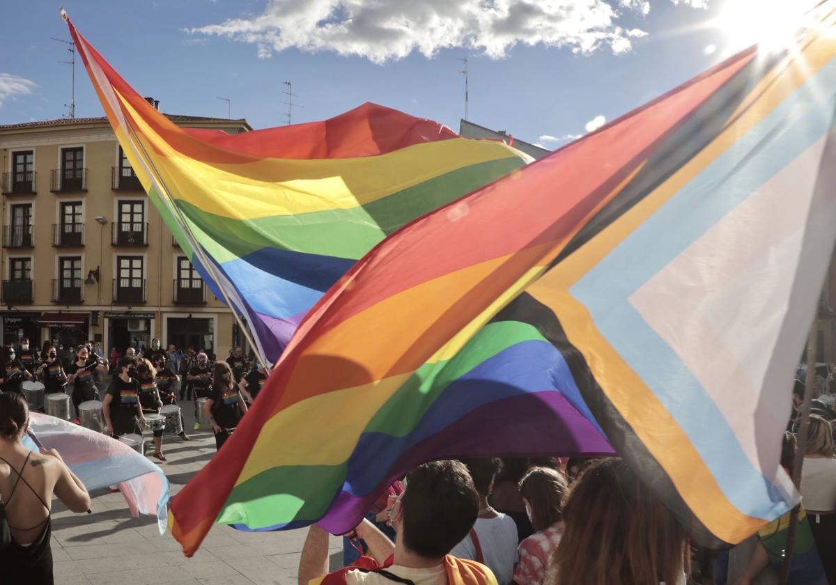 Bandera LGBTI ondea en la plaza de Portugalete de Valladolid, en una imagen de archivo.