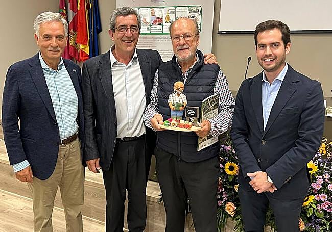 León de la Riva sostiene su miniatura, regalo que le han ofrecido desde Inea por el 20º aniversario de los huertos de la escuela.