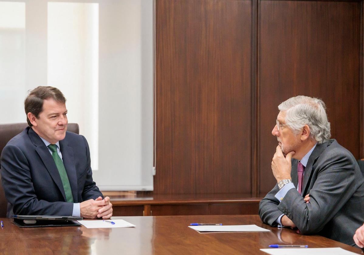 El presidente de la Junta, Alfonso Fernández Mañueco, reunido este miércoles con el embajador de Portugal en España, João Mira-Gomes.