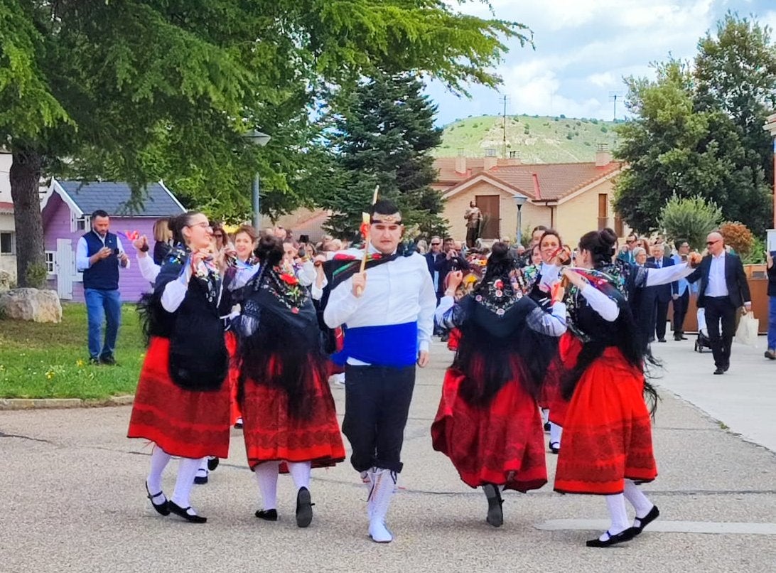 Villaviudas danza a San Isidro Labrador