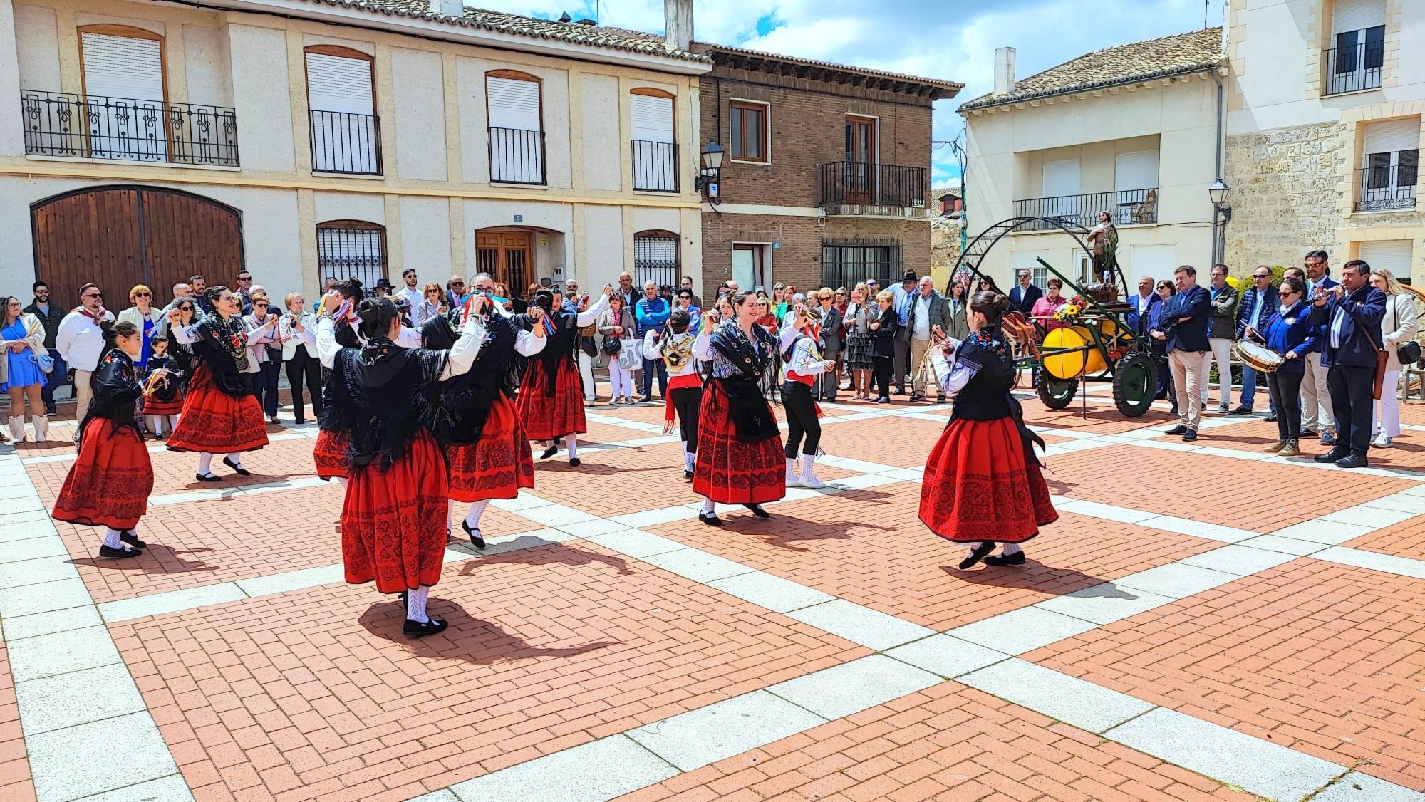 Villaviudas danza a San Isidro Labrador