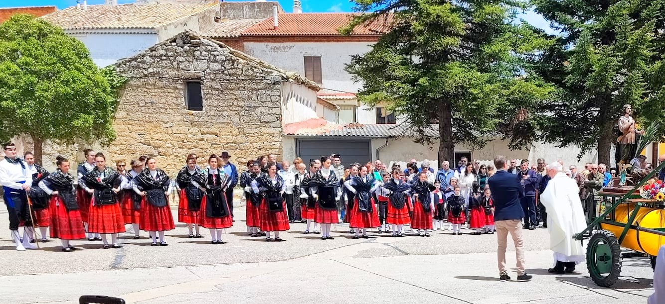 Villaviudas danza a San Isidro Labrador