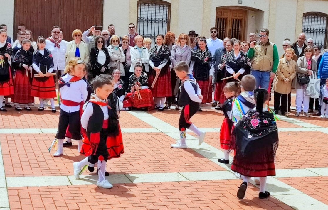 Villaviudas danza a San Isidro Labrador