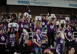 Aficionados de la peña Pucelaikos, en el encuentro ante Estudiantes.