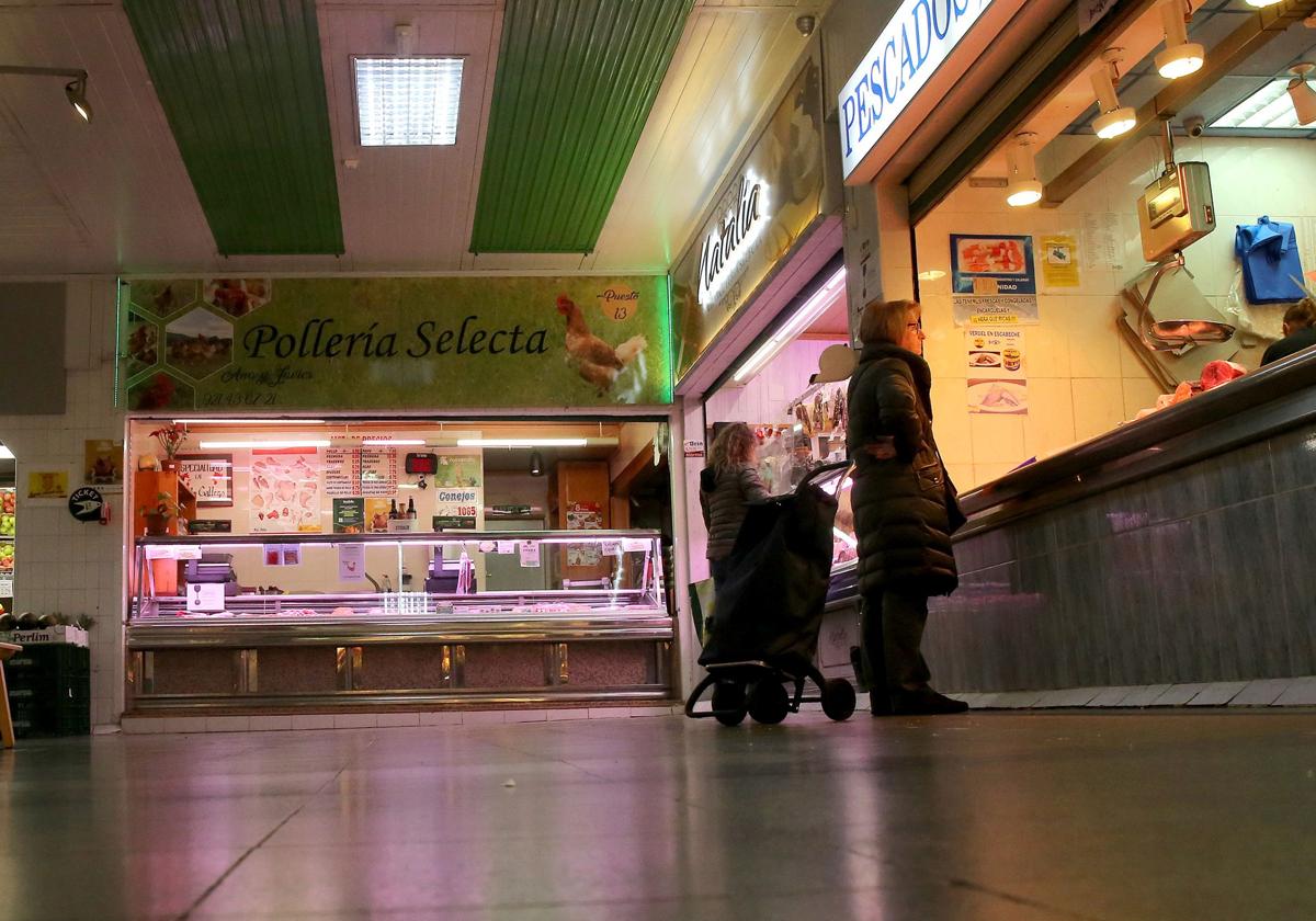 Clientas en unos puestos del Mercado Municipal de La Albuera, en Segovia.