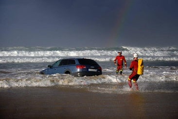 Una pareja de Palencia van de trompos a la playa de Oyambre y el 112 rescata el coche del mar