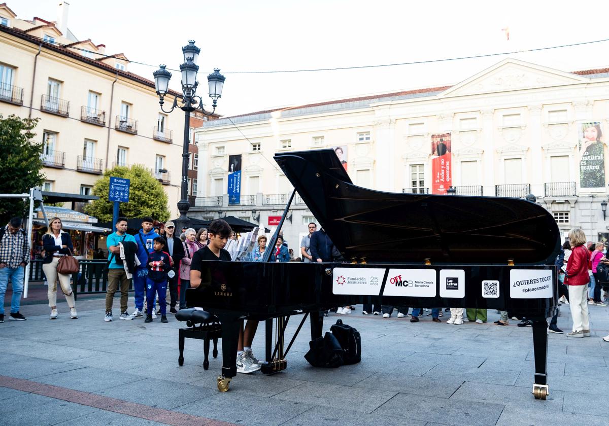 Un músico en la iniciativa en torno a los pianos desarrollada en una calle de Madrid.