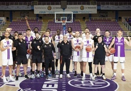 La plantilla del Real Valladolid Baloncesto posa unida en el penúltimo entrenamiento antes de jugar en Burgos.