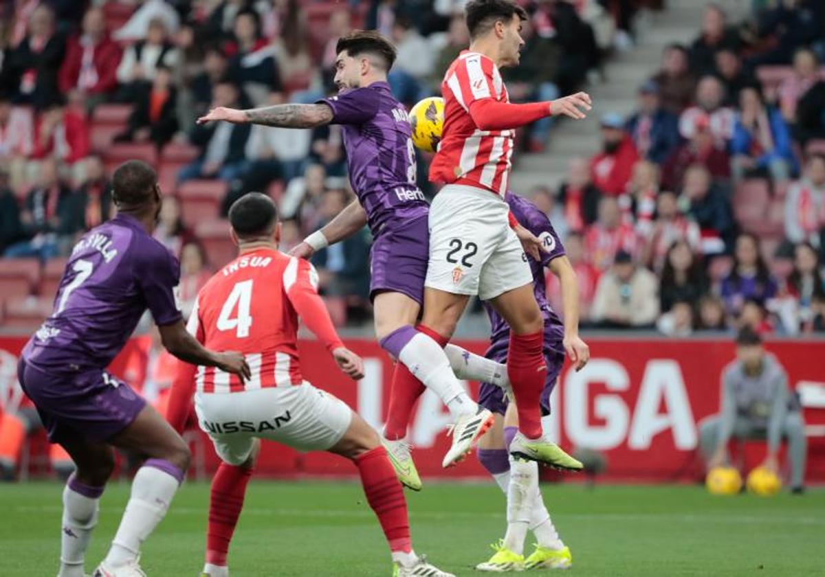 Monchu salta con Róber Pier ante Pablo Insua durante el Sporting-Real Valladolid del pasado 17 de febrero en El Molinón.