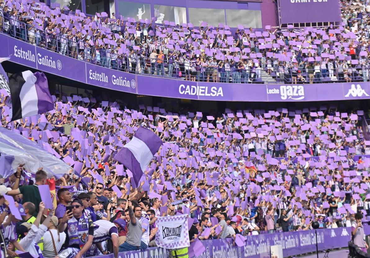 Aficionados en el Fondo Norte de Zorrilla, donde se creará la nueva grada de animación