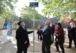 Joaquín Díaz posa durante la inauguración de la plaza que lleva su nombre.