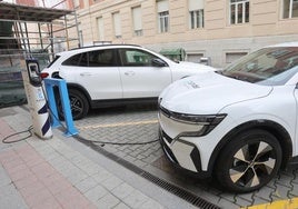 Coches eléctricos conectados a los postes de recarga de la plazuela de la Sal este jueves.