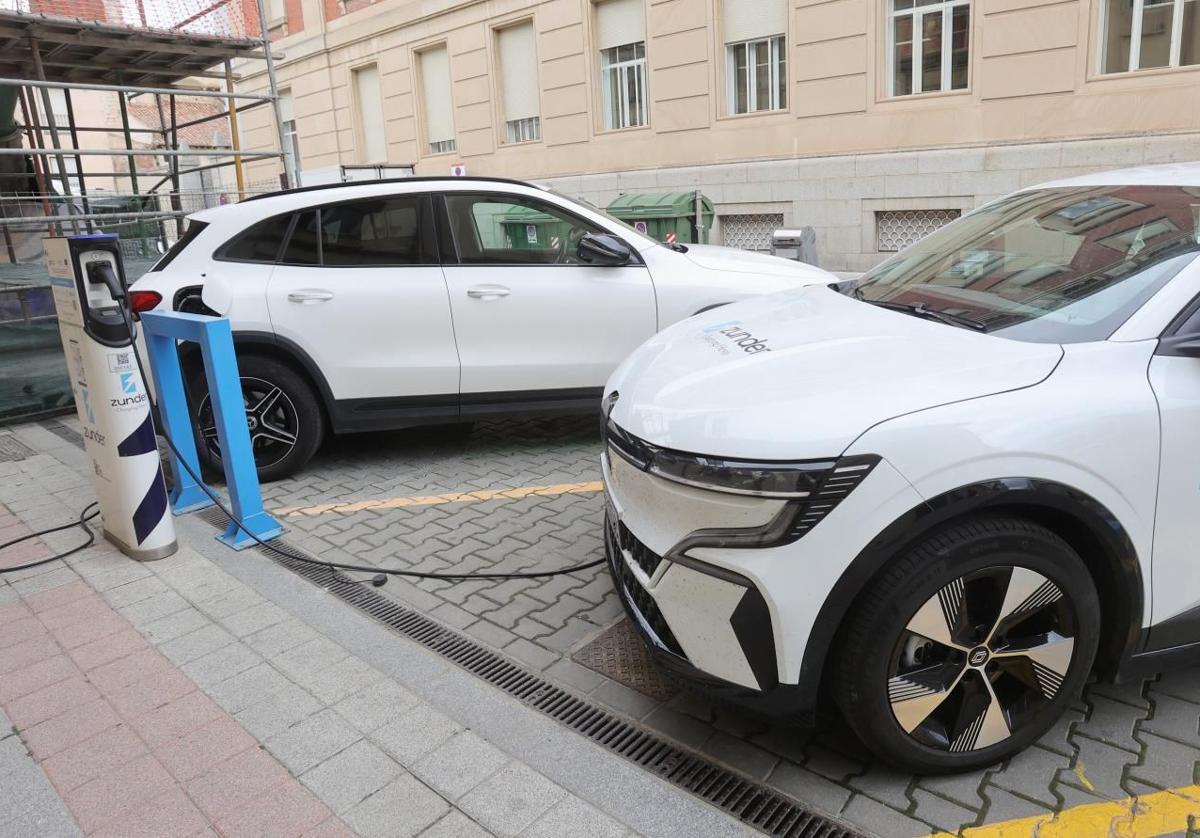 Coches eléctricos conectados a los postes de recarga de la plazuela de la Sal este jueves.