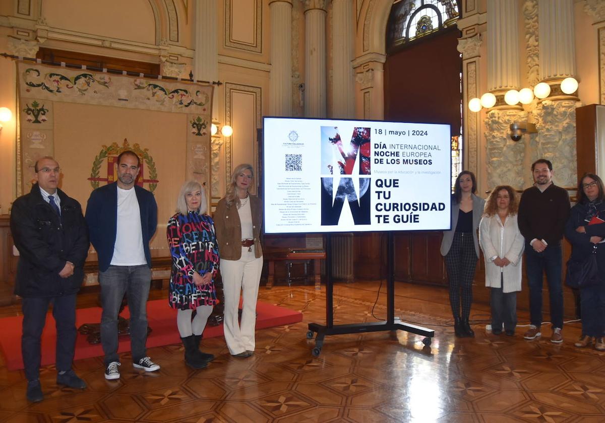 Irene Carvajal, cuarta por la izquierda, junto a los directores y responsables de los museos de Valladolid.