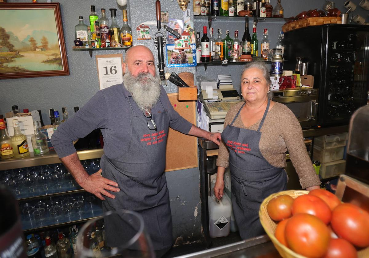 Segundo Pascual y su mujer, Feli, en el bar Vivas.