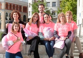 Los colcejales Rodrigo Nieto, Mayte Martínez y Carolina del Bosque posan con la camiseta junto a trabajadoras del Ayuntamiento.