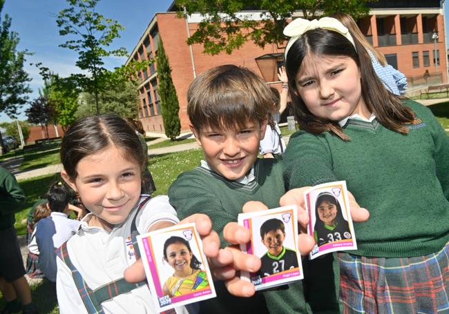 Tres alumnos de Jesuitinas mostrando sus propios cromos