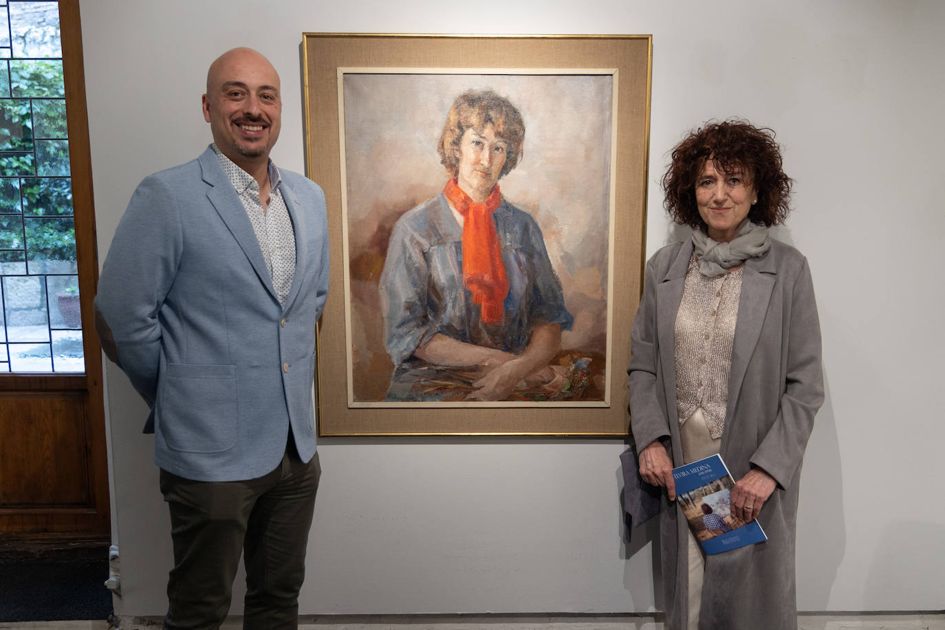 Los sobrinos de Elvira Medina, junto a su 'Autorretrato'.