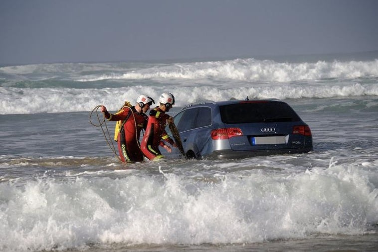 Hubo momentos en que el coche quedó parcialmente cubierto por las olas.