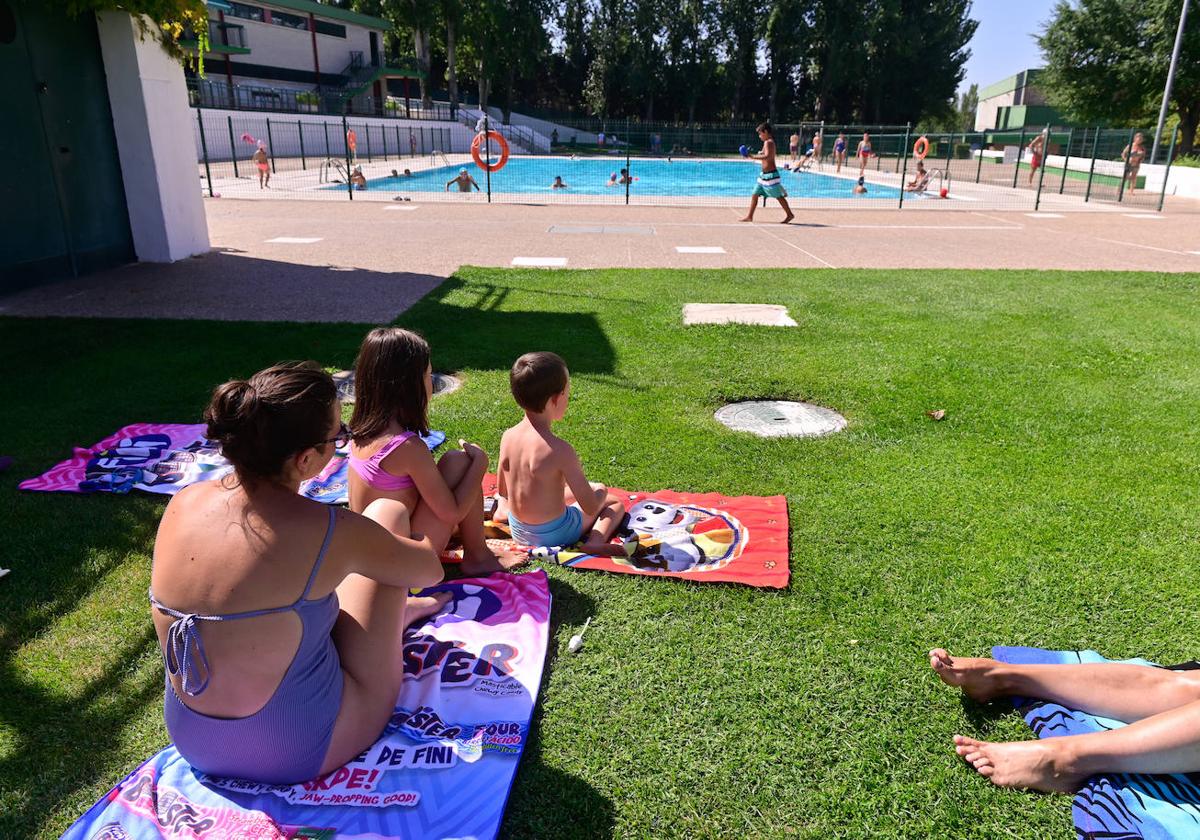 Una familia toma el sol en la piscina de Canterac.