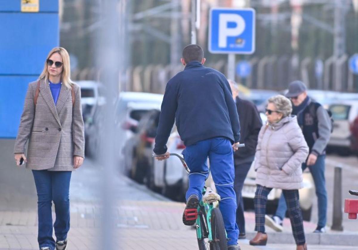 Una bicicleta paseandose por las calles de Valladolid.