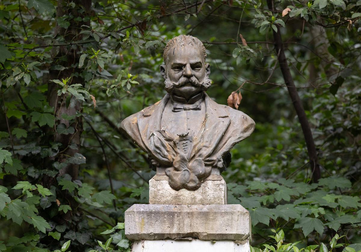 Busto de Miguel Íscar en el Campo Grande.