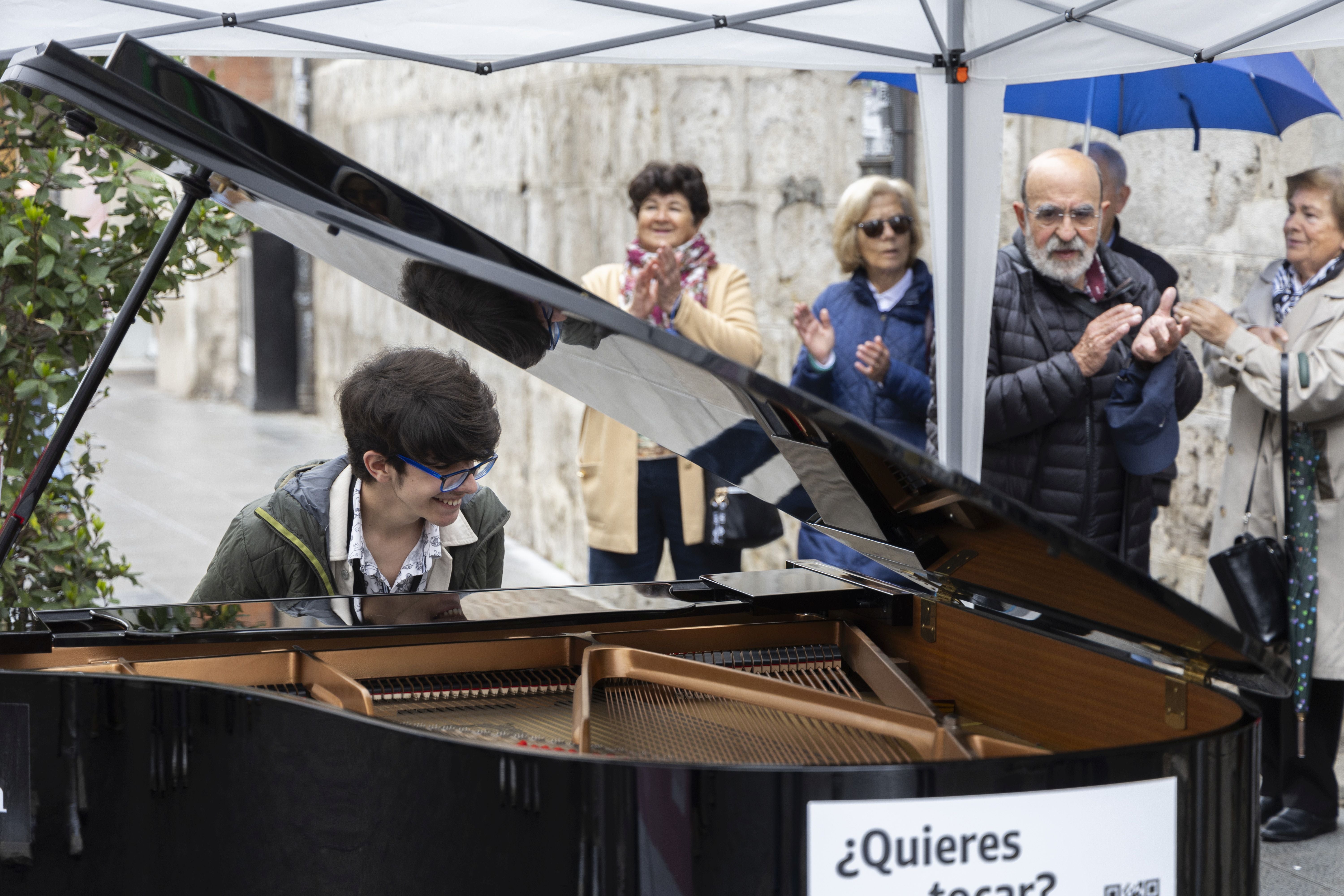 El centro de Valladolid se llena de pianos, en imágenes