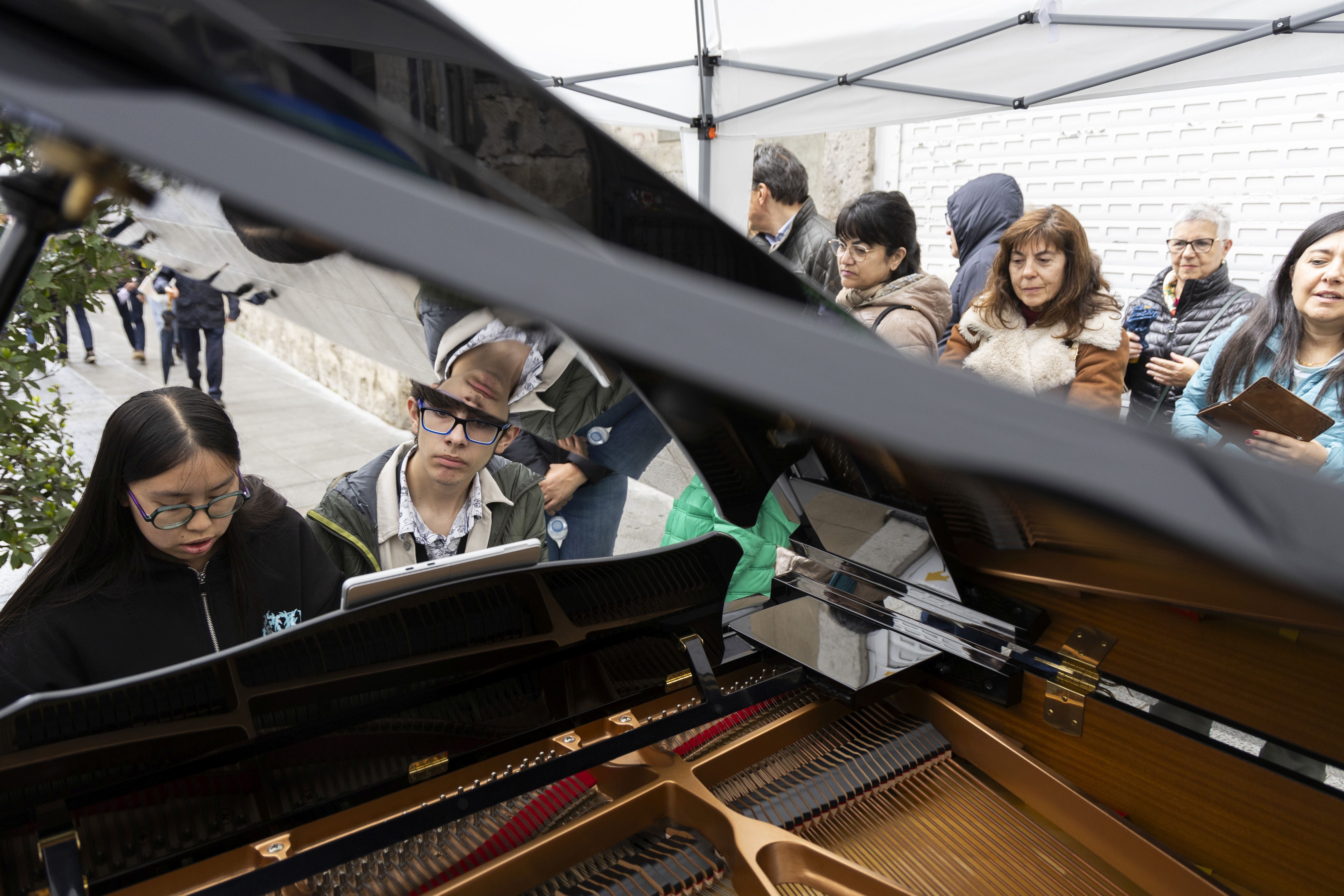 El centro de Valladolid se llena de pianos, en imágenes