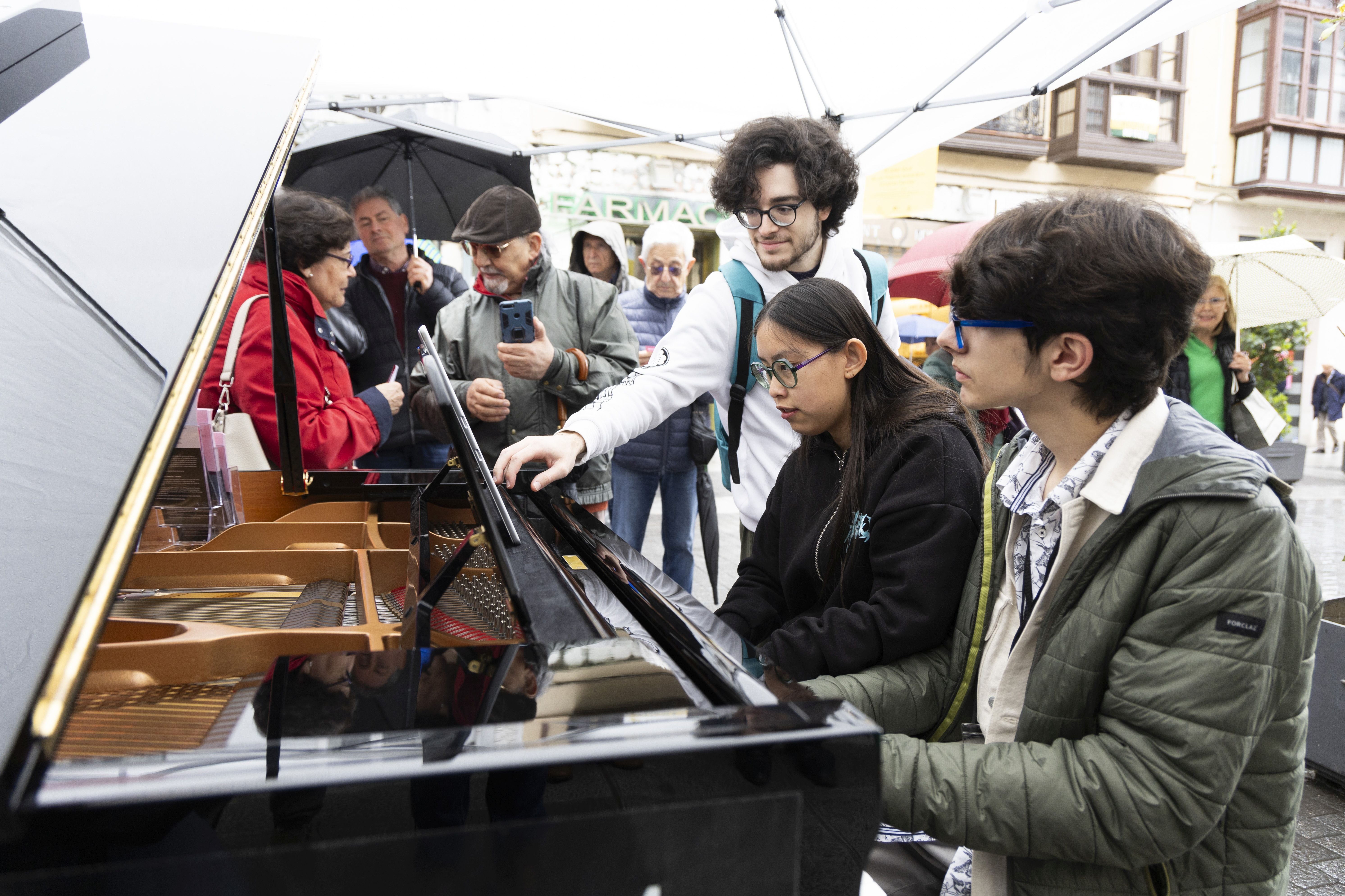 El centro de Valladolid se llena de pianos, en imágenes