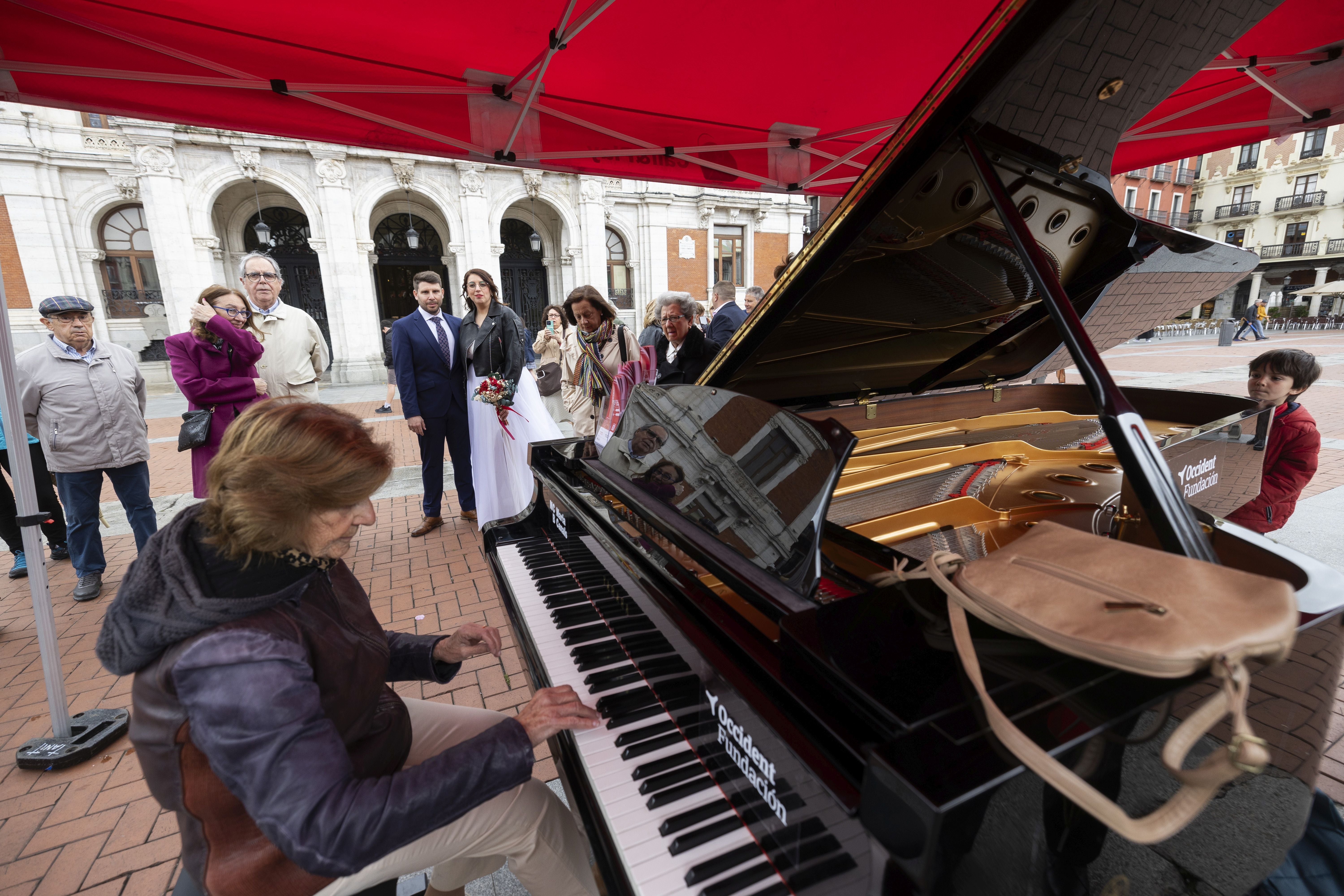 El centro de Valladolid se llena de pianos, en imágenes