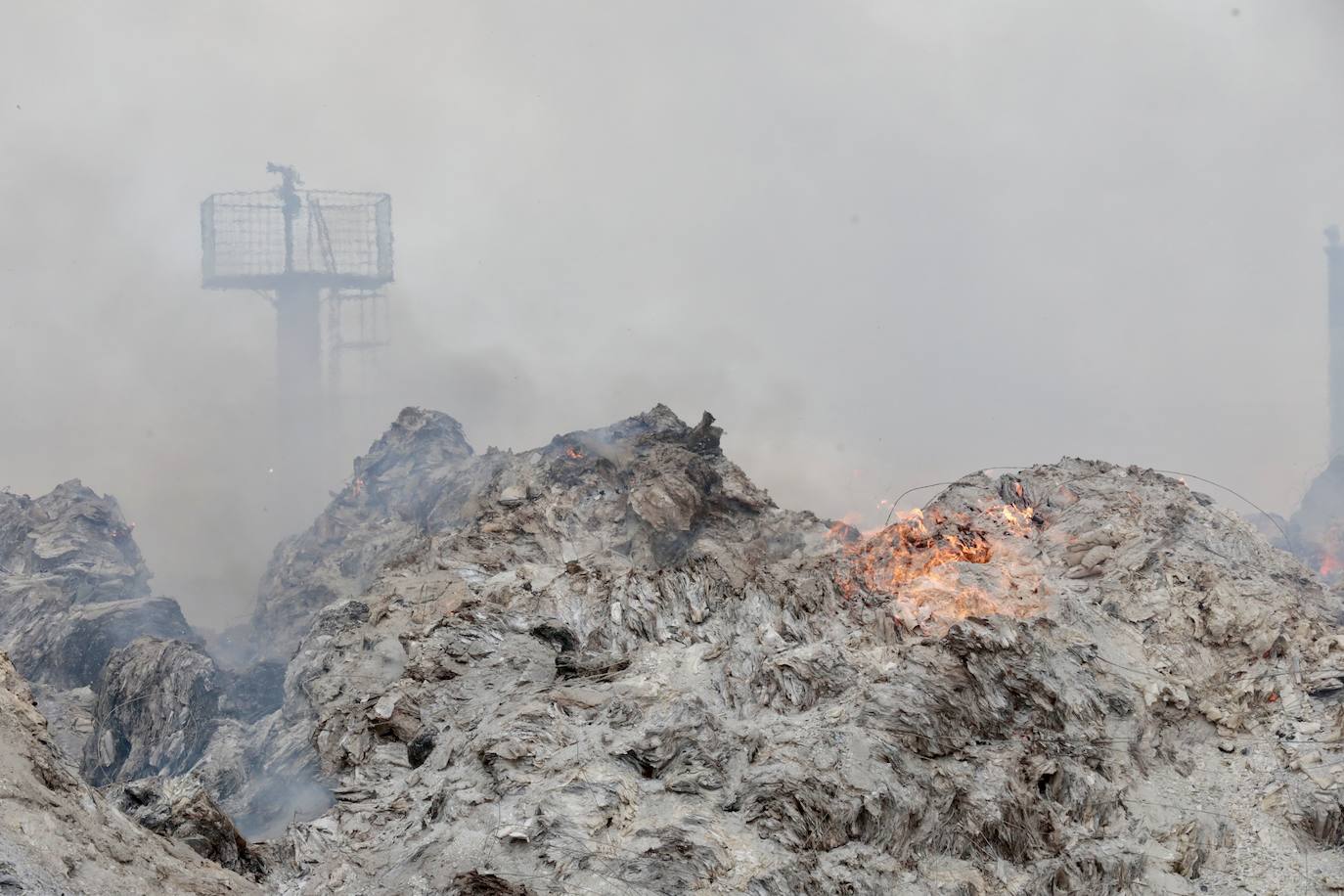 Las imágenes del día después del incendio de la fábrica de Aldeamayor