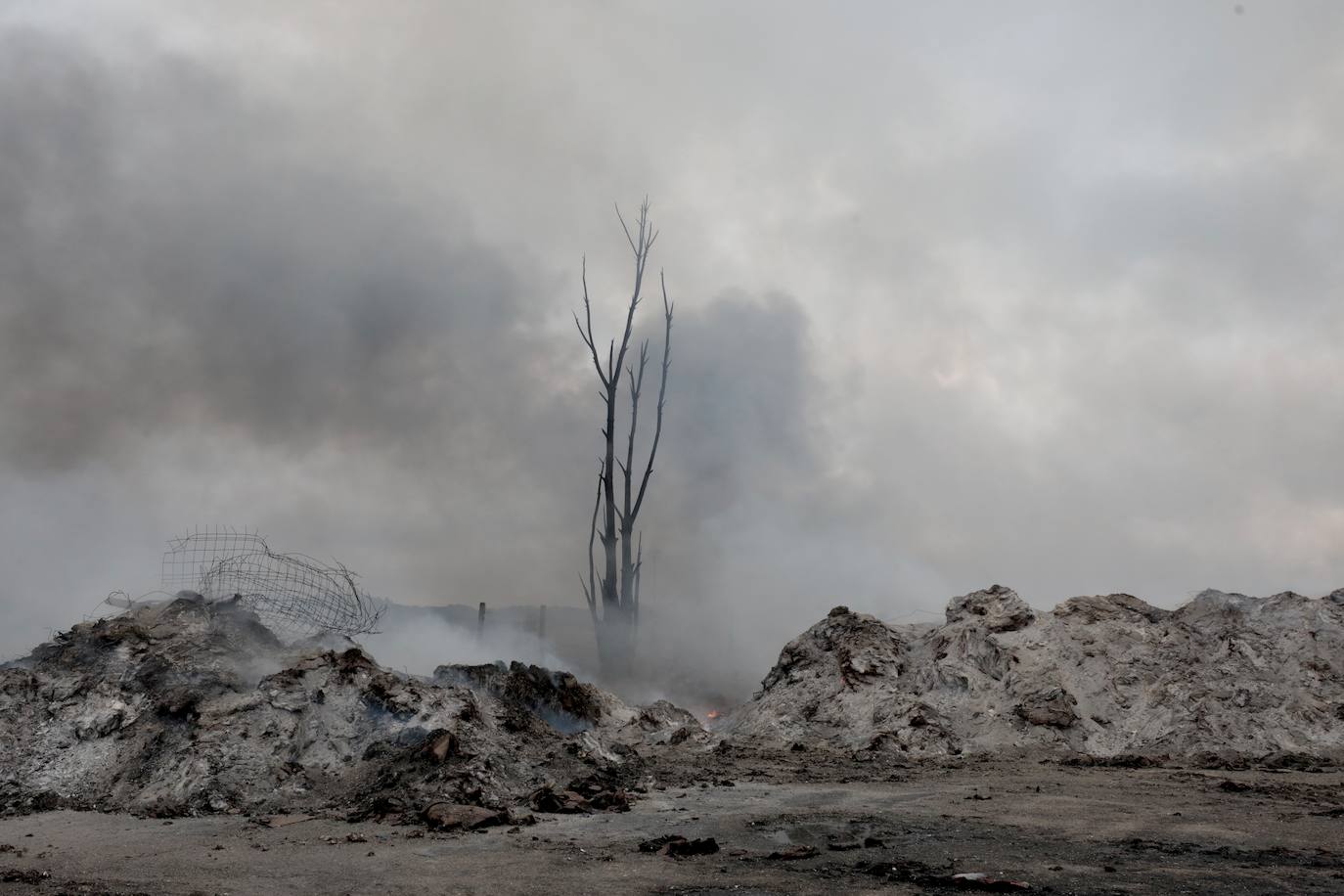Las imágenes del día después del incendio de la fábrica de Aldeamayor