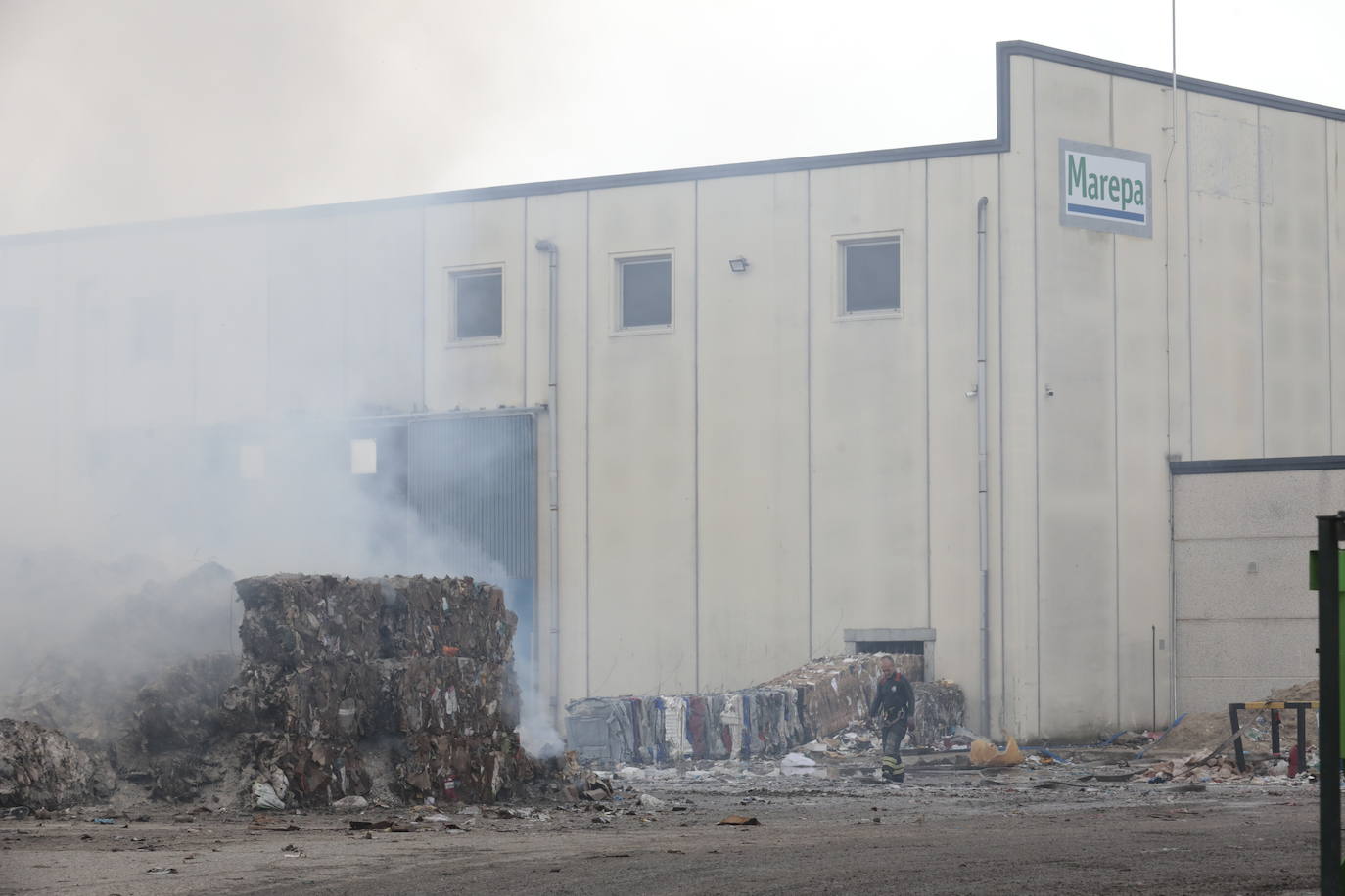 Las imágenes del día después del incendio de la fábrica de Aldeamayor