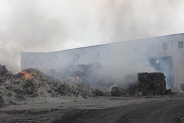 Día después tras el Incendio en la fábrica de cartones Marepa en Aldeamayor