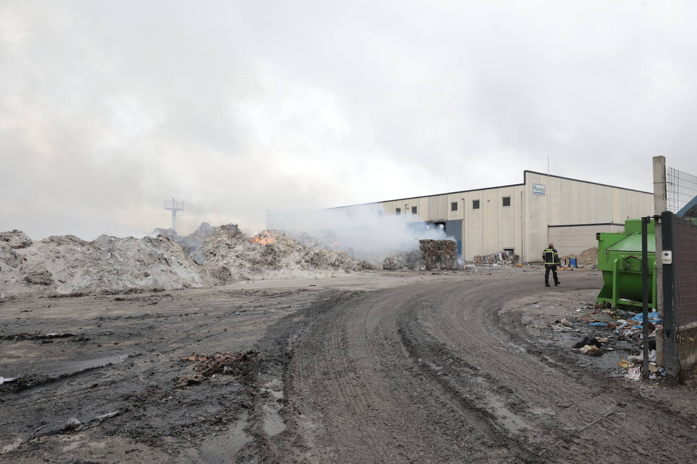 Las imágenes del día después del incendio de la fábrica de Aldeamayor