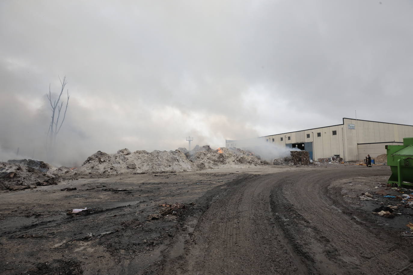 Las imágenes del día después del incendio de la fábrica de Aldeamayor