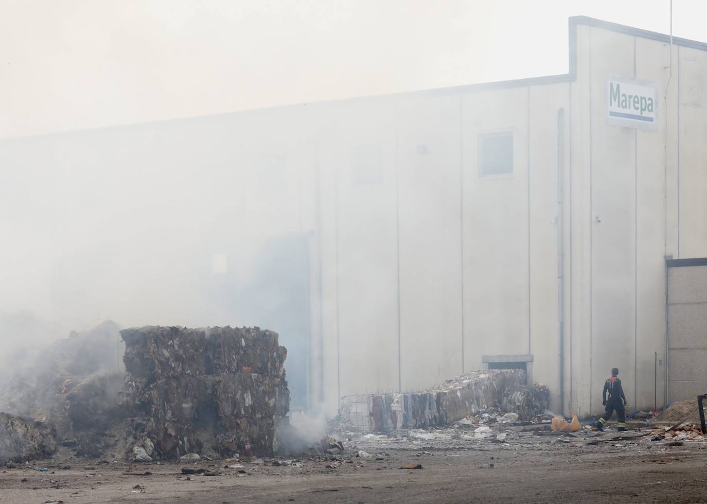 Las imágenes del día después del incendio de la fábrica de Aldeamayor
