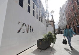 Vinilo con el nombre de Zara colocado en la valla de la fachada principal del edificio de Constitución.